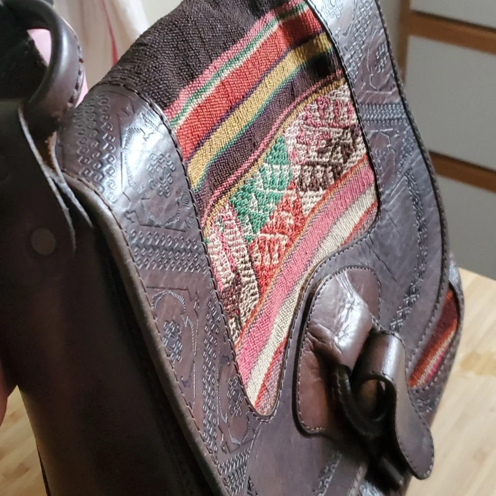 Guatemalan Leather Crossbody bag - Picture 3 of 8